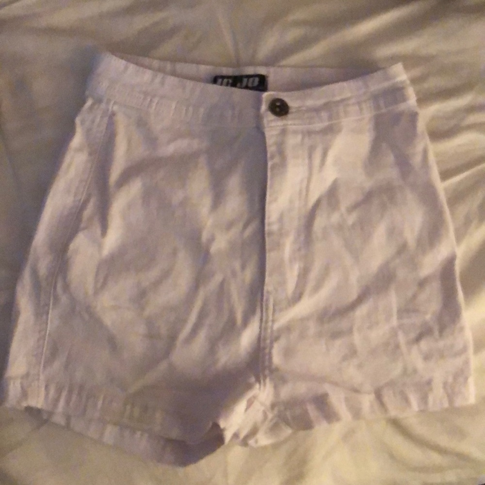 Highwaisted white shorts
